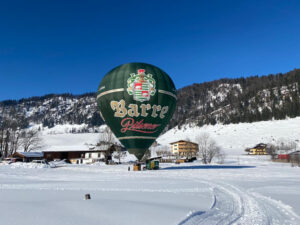 Barre Pilsener Heissluftballon im Schnee der Alpen